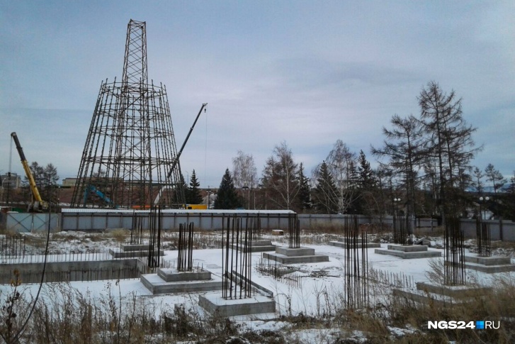 Пока площадка обнесена забором, за которым идет монтаж елки Центрального района Пока площадка обнесена забором, за которым идет монтаж елки Центрального района