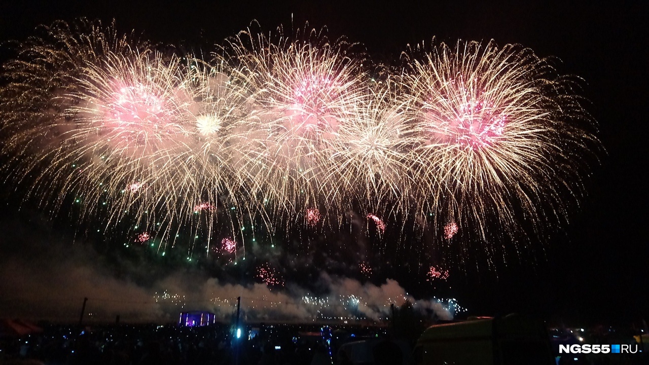 Фестиваль фейерверков: смотрим на сотни ярких вспышек в небе над Чернолучьем