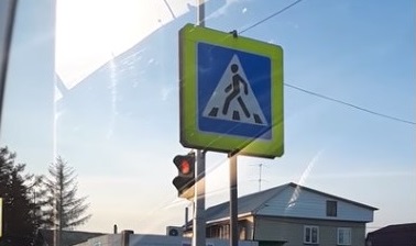 Дорожный знак закрыл от водителей светофор на важном перекрёстке