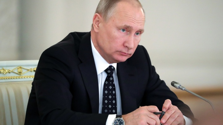 Путин присвоил госнаграды двум медикам, агроному и доярке из Новосибирской области