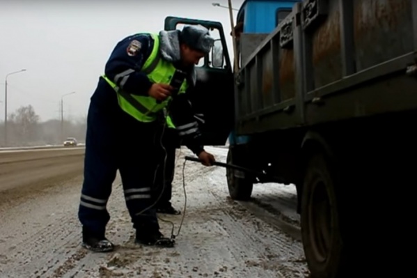 Качество выхлопа дизелей оценивают по дымности, которую определяют специальным прибором Качество выхлопа дизелей оценивают по дымности, которую определяют специальным прибором