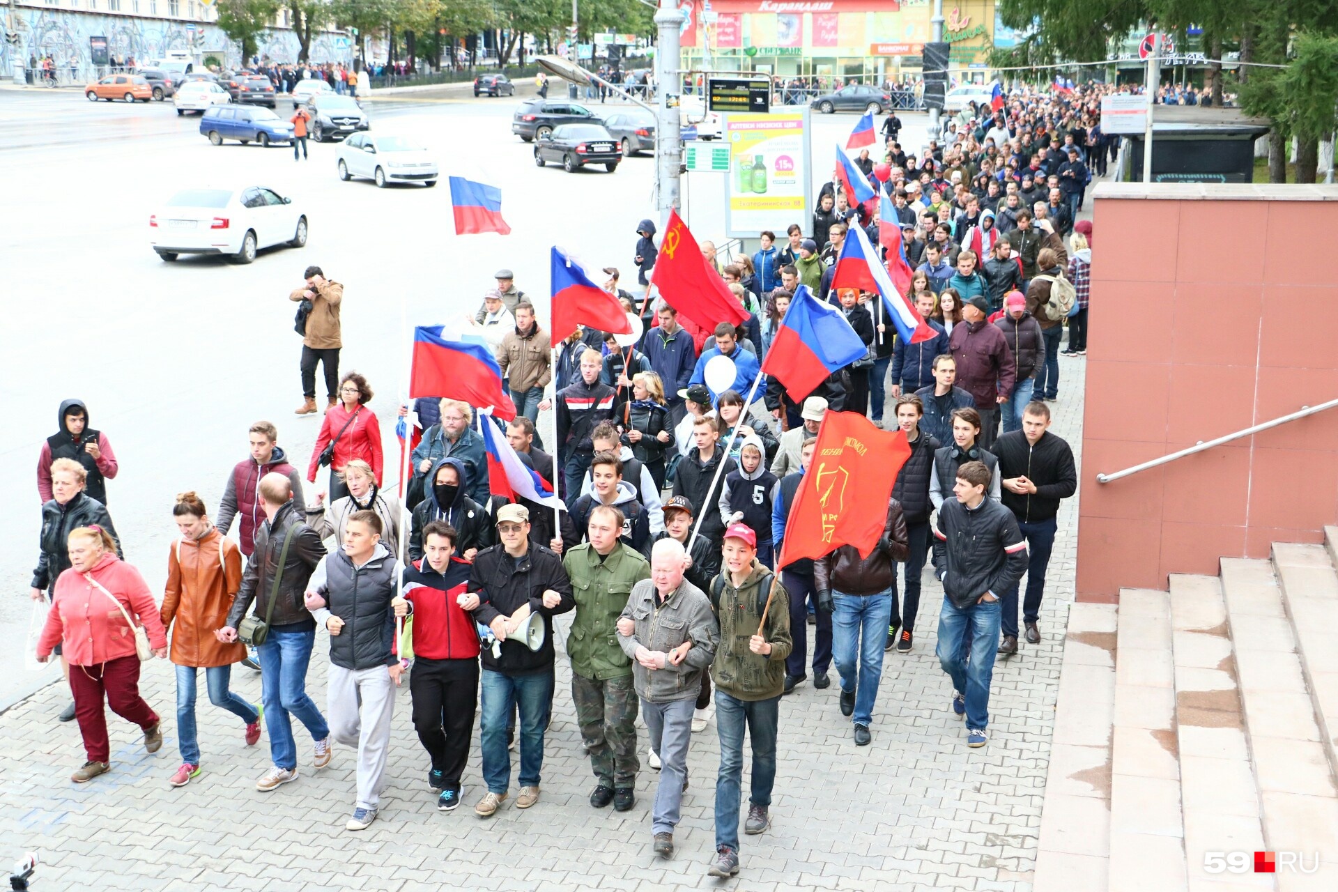 Митингующие идут возле Политеха 