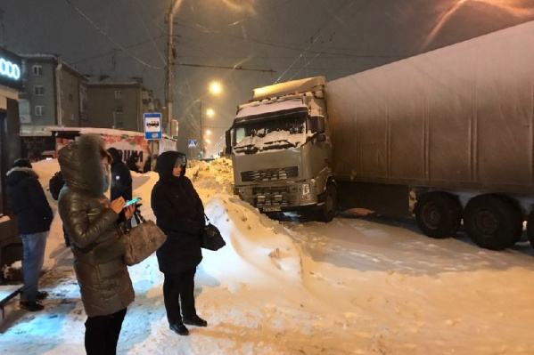 Из-за застрявшей фуры автомобили встали в глухую пробку Из-за застрявшей фуры автомобили встали в глухую пробку