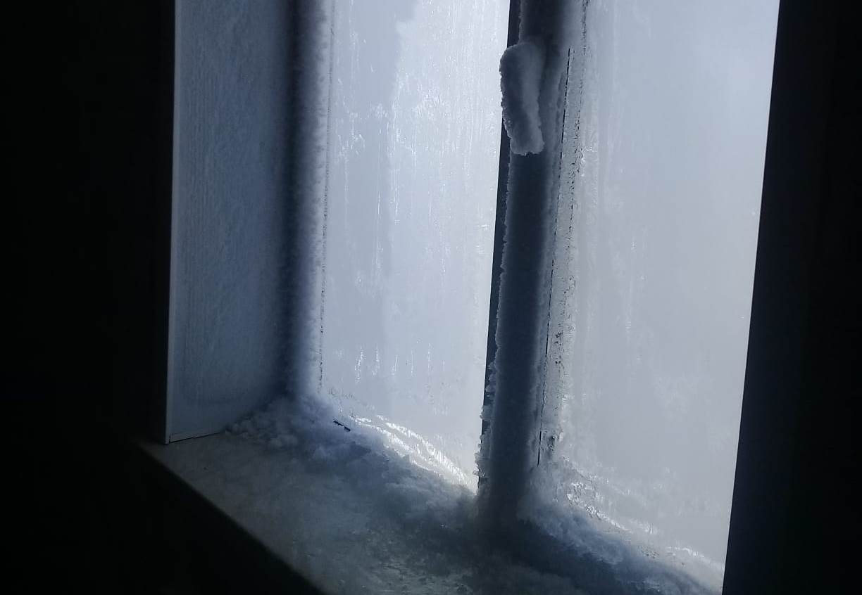 обмерзает металлическая входная дверь. обмерзает входная дверь. промерзать насквозь. обмерзает входная дверь. экстремальный холод.