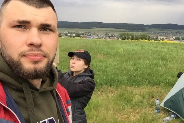Ребята ночуют в палатке и передвигаются между городами автостопом Ребята ночуют в палатке и передвигаются между городами автостопом