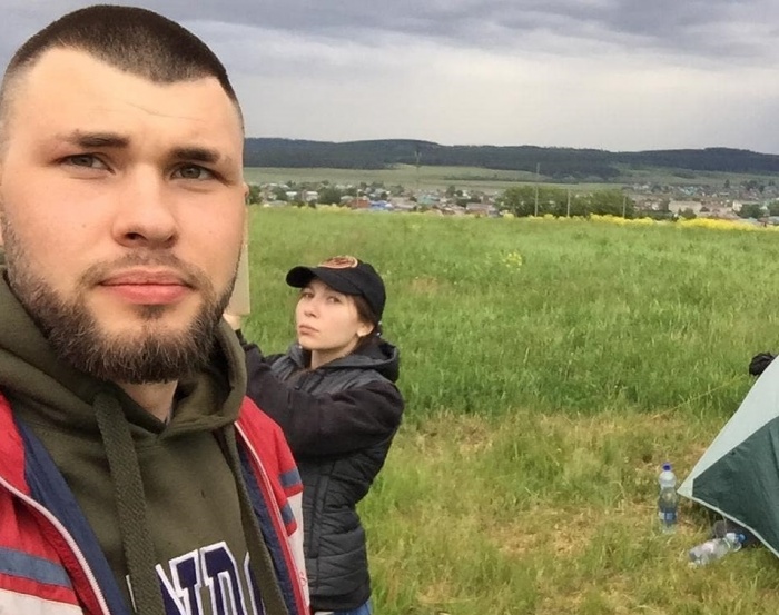 Ребята ночуют в палатке и передвигаются между городами автостопом Ребята ночуют в палатке и передвигаются между городами автостопом