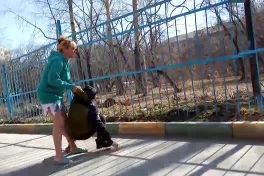 На видео женщина кричит мальчику: «Спокойно встал и пошёл» На видео женщина кричит мальчику: «Спокойно встал и пошёл»