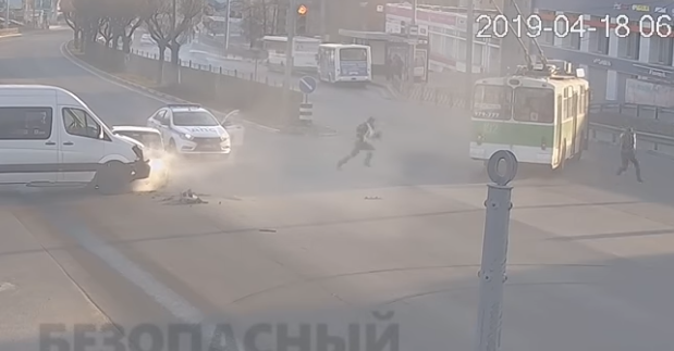 «Кадры, как в боевике»: появилось видео погони в Ярославле, которая закончилась аварией