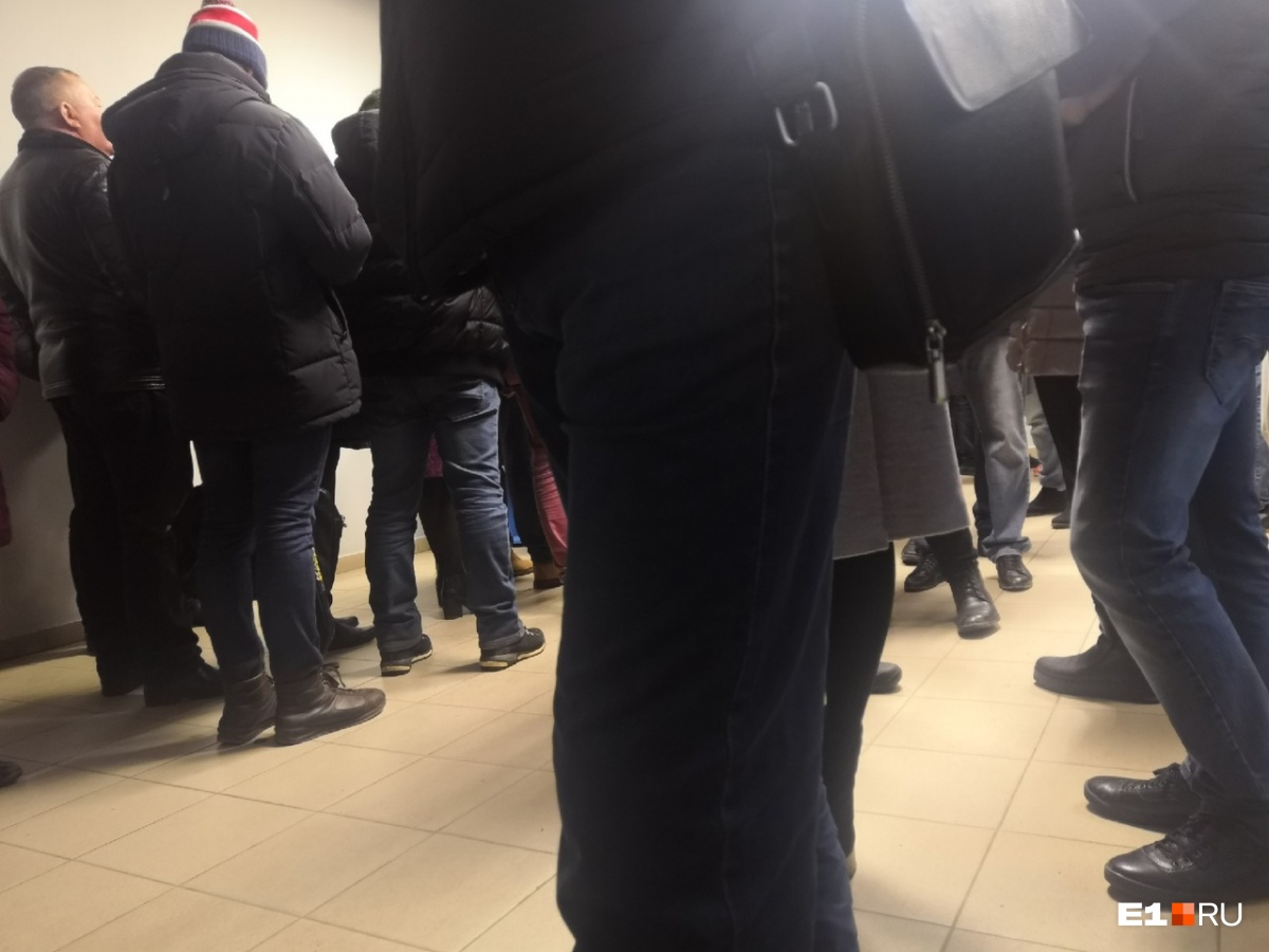 Это фото отчаяния. Я сижу на полу, потому что сил стоять уже нет Это фото отчаяния. Я сижу на полу, потому что сил стоять уже нет