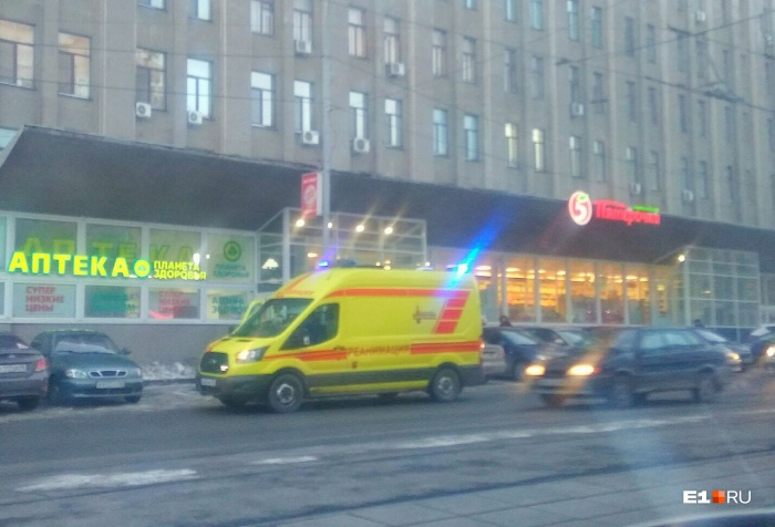 Пострадавшего мужчину увезли в больницу Пострадавшего мужчину увезли в больницу