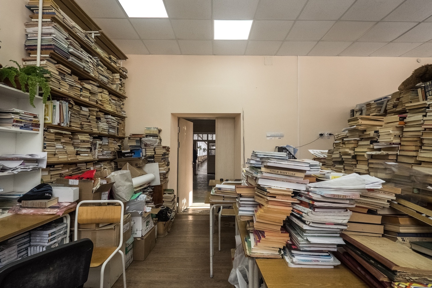 Школьная библиотека, которая похожа на кладовку. Те столы, которые не заставлены книгами, учителя в шутку называют «читальным залом» — разумеется, под полноценный зал места в гимназии нет Школьная библиотека, которая похожа на кладовку. Те столы, которые не заставлены книгами, учителя в шутку называют «читальным залом» — разумеется, под полноценный зал места в гимназии нет