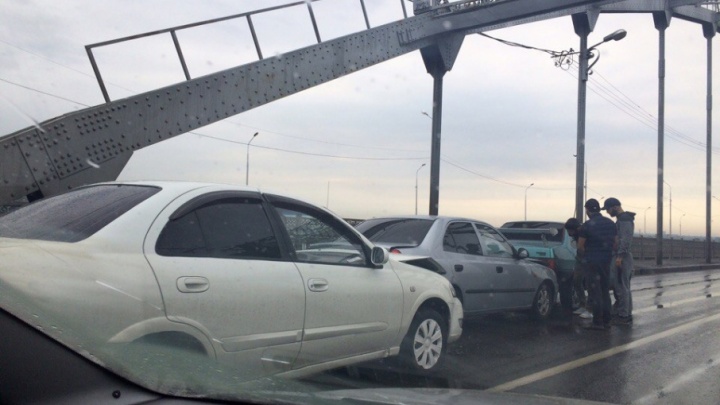 Массовая авария: на мосту в Уфе столкнулись три авто