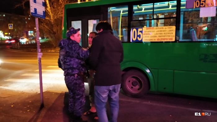 Водителя автобуса и пешехода разнимали полицейские Водителя автобуса и пешехода разнимали полицейские