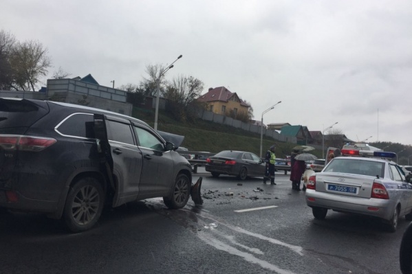 Авария произошла днем на проспекте Салавата Юлаева. Возможно образование пробки Авария произошла днем на проспекте Салавата Юлаева. Возможно образование пробки