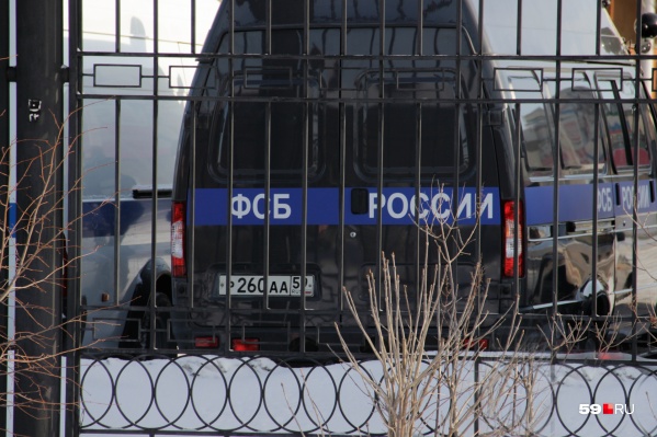О взятке сразу же стало известно, и мужчину задержали сотрудники ФСБ О взятке сразу же стало известно, и мужчину задержали сотрудники ФСБ