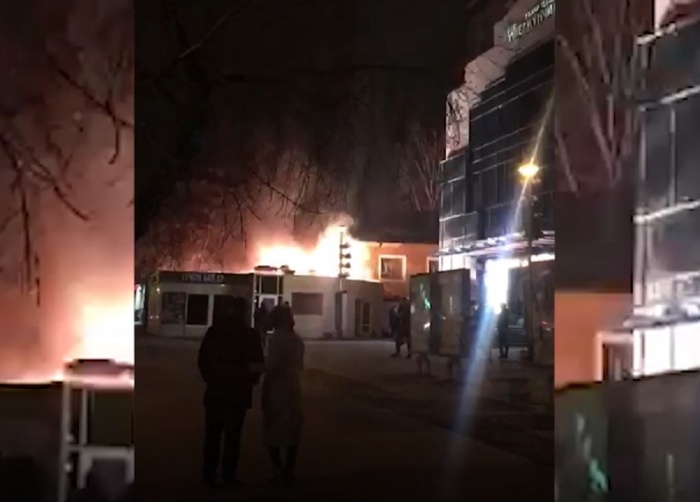 Вспышки электричества освещали улицу Вспышки электричества освещали улицу