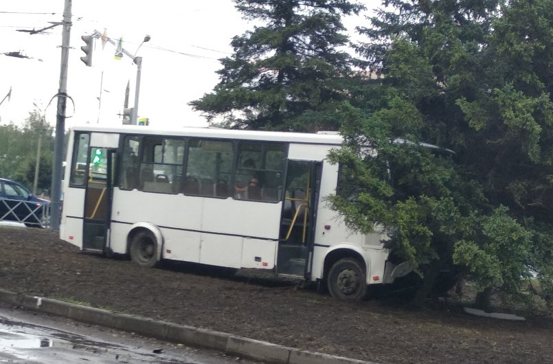 У маршрутки отказали тормоза У маршрутки отказали тормоза
