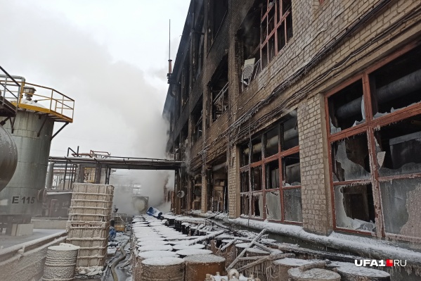 Огонь вспыхнул в здании рано утром в воскресенье Огонь вспыхнул в здании рано утром в воскресенье