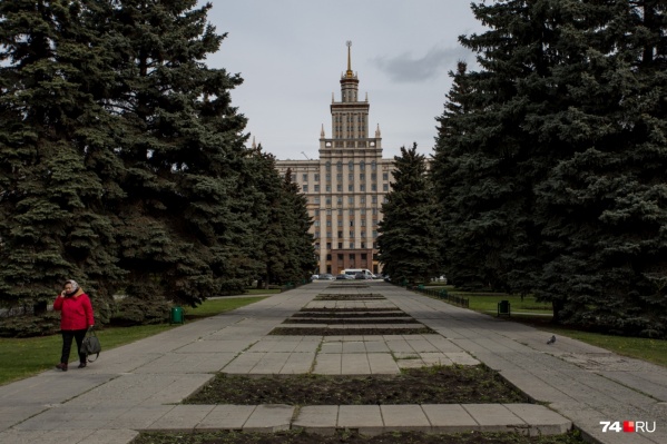 Сквер напротив главного корпуса Южно-Уральского госуниверситета будут благоустраивать частями Сквер напротив главного корпуса Южно-Уральского госуниверситета будут благоустраивать частями