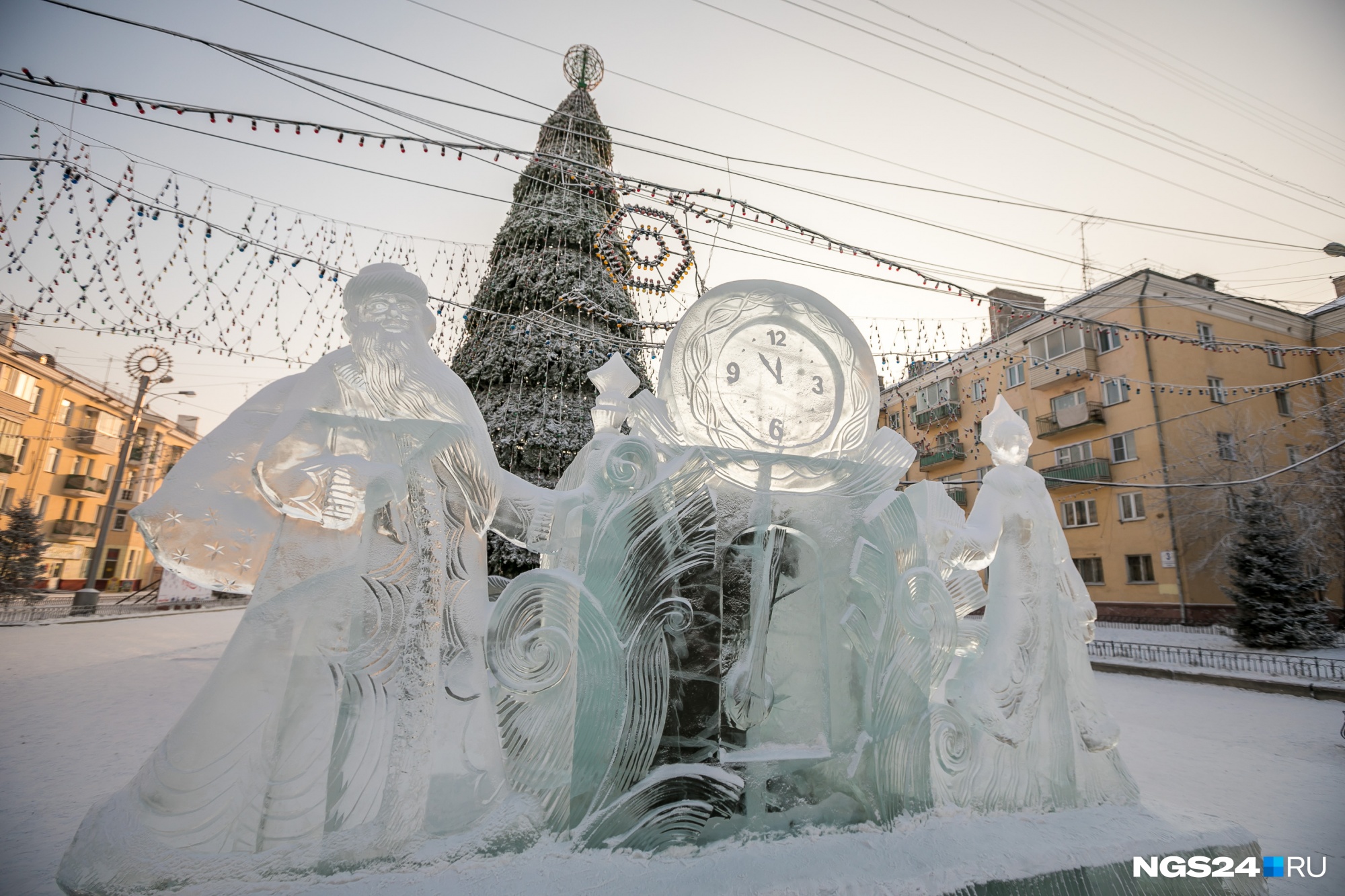 Фигуры красноярск. Ледяной городок Красноярск. Сквер Паниковка Красноярск елка. Сквер серебряный Красноярск Ледовый городок. Ледовый городок Красноярск ДК 1 мая.