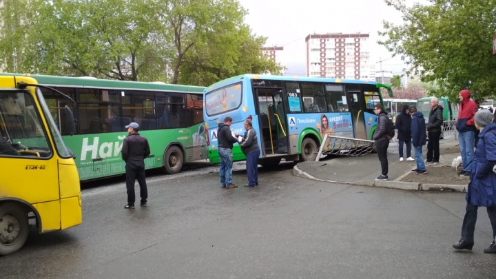 «Удар вдавил меня в кресло»: на Опалихинской столкнулись два пассажирских автобуса