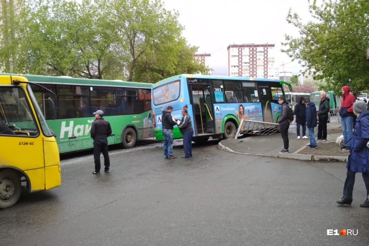 Автобус снес сектор ограждения, стекло со стороны водителя разбито