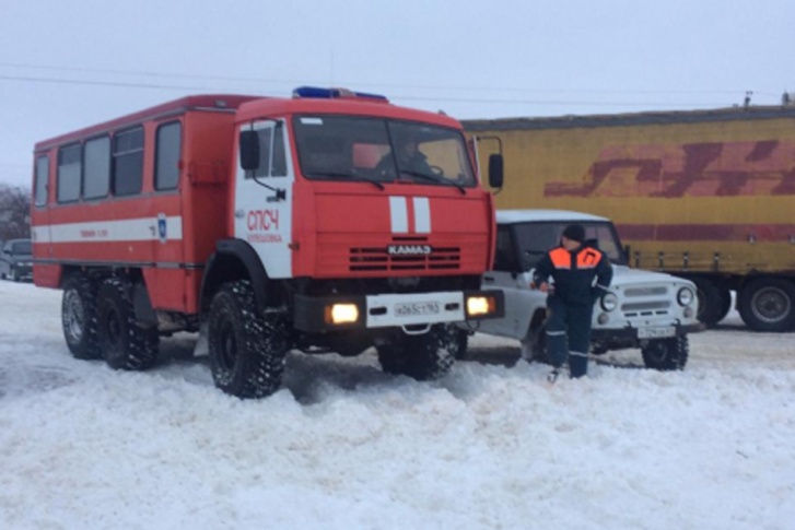 Трасса все еще закрыта, на месте дежурят полиция и МЧС Трасса все еще закрыта, на месте дежурят полиция и МЧС