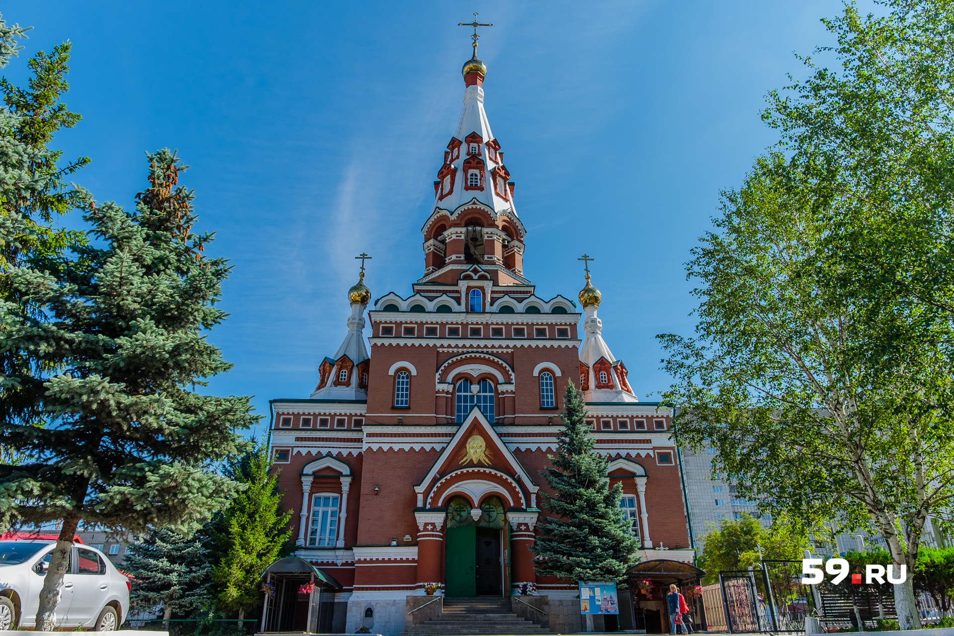 С западного фасада колокольня напоминает шатровые постройки Московского кремля С западного фасада колокольня напоминает шатровые постройки Московского кремля