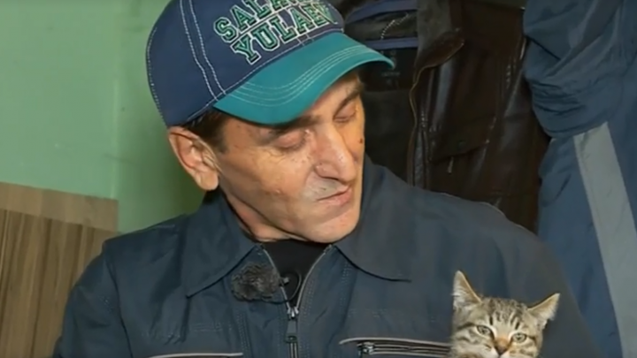 Единственное имущество — кот: герой новостей, который спас 15 человек от гибели, живет в гараже