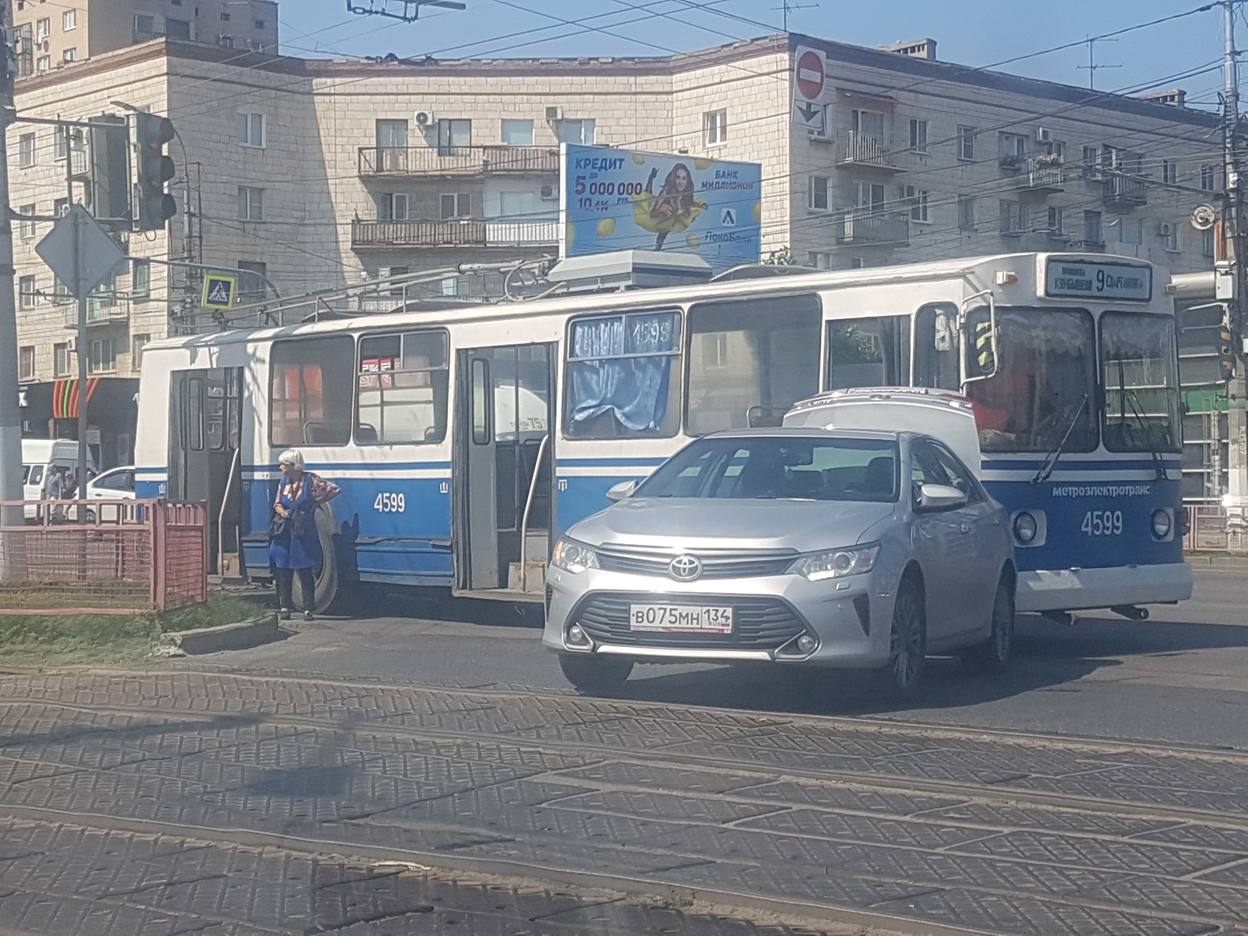 Можно пешком в багажник: троллейбус и иномарка «поцеловались» на перекрестке в центре Волгограда