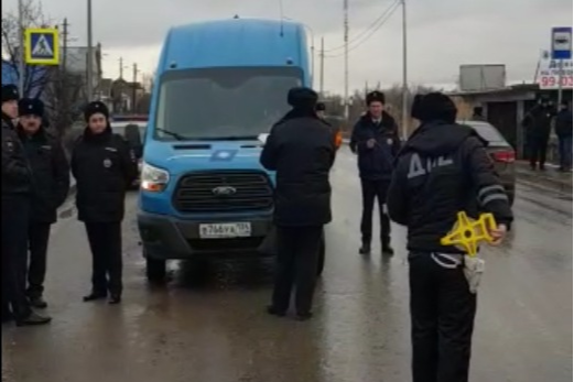 Пешеход попал под колеса машины рядом с остановкой «Третий шлюз» Пешеход попал под колеса машины рядом с остановкой «Третий шлюз»