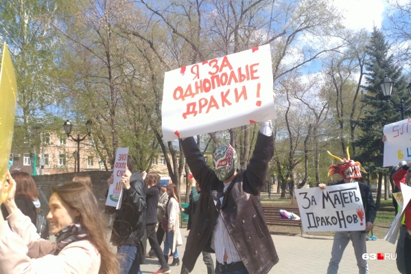 Участники акции удивили горожан своими плакатами Участники акции удивили горожан своими плакатами