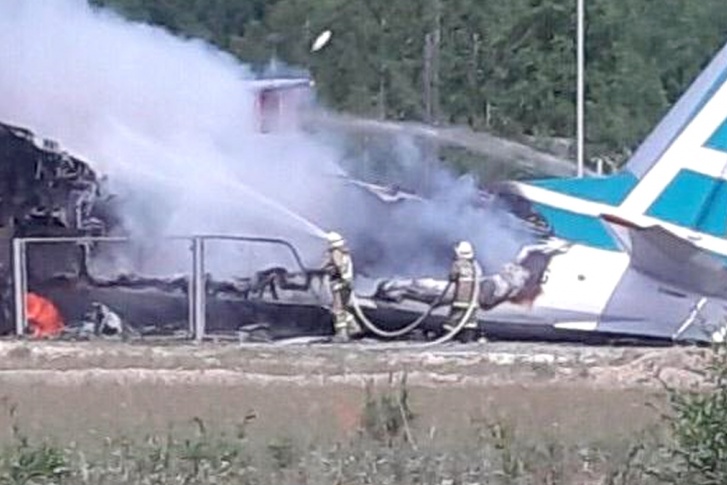 Самолёт загорелся после столкновения с очистными сооружениями