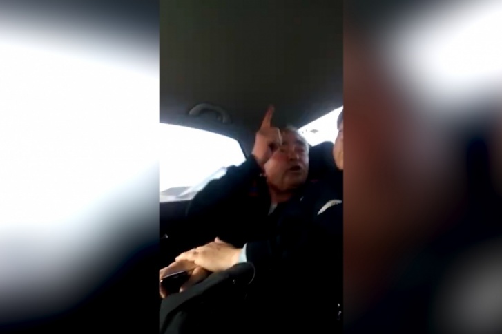 Пенсионер ударил девушку-полицейского по переносице сначала пальцем, а затем и вовсе залепил всей пятерней Пенсионер ударил девушку-полицейского по переносице сначала пальцем, а затем и вовсе залепил всей пятерней