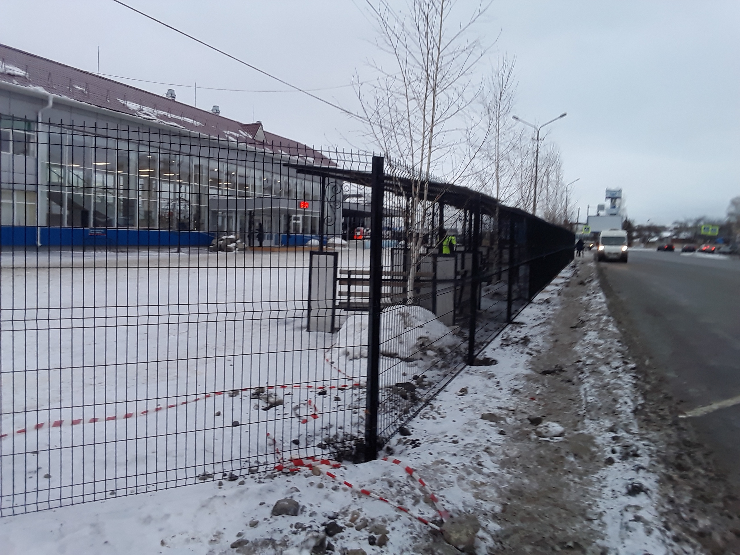 Пригородный. Пригородный вокзал Курган. Заборы на вокзалах. Ограждение 2020. Пригородный вокзал город Курган.