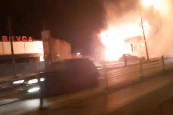 Здание полностью в огне Здание полностью в огне