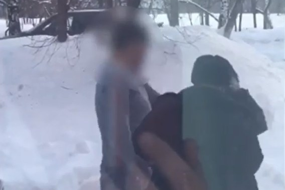 В Башкирии пьяный стоматолог напал на полицейского и пожилого мужчину, есть видео