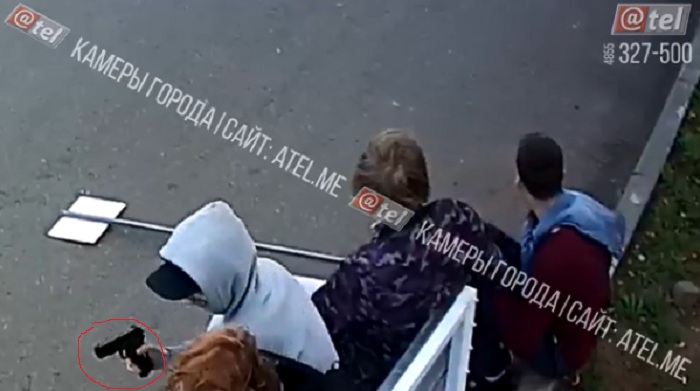 Малолетние вандалы с пистолетом разнесли знак на Волжской набережной
