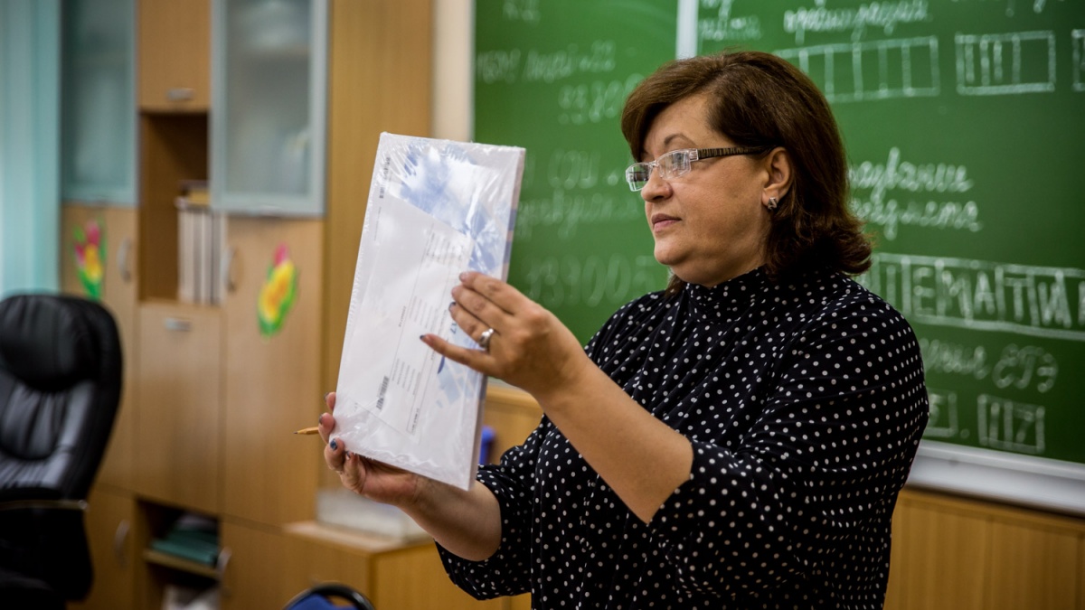 Переходим к другому обязательному предмету — математике. Это задача из профильного уровня: <i class="_">«Весной катер идёт против течения реки в 1 ⅔ раза медленнее, чем по течению.
Летом течение становится на 1 км/ч медленнее. Поэтому летом катер идёт
против течения в 1½ раза медленнее, чем по течению. Найдите скорость
течения весной».</i>