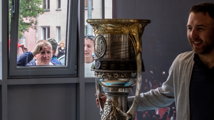 «Вот бы его в "Трактор" вернуть»: Никита Нестеров представил Кубок Гагарина в Челябинске