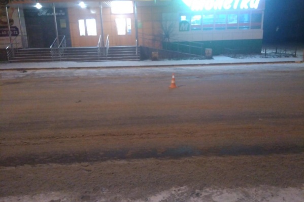 Водитель сбил женщину около магазина и уехал в неизвестном направлении Водитель сбил женщину около магазина и уехал в неизвестном направлении 