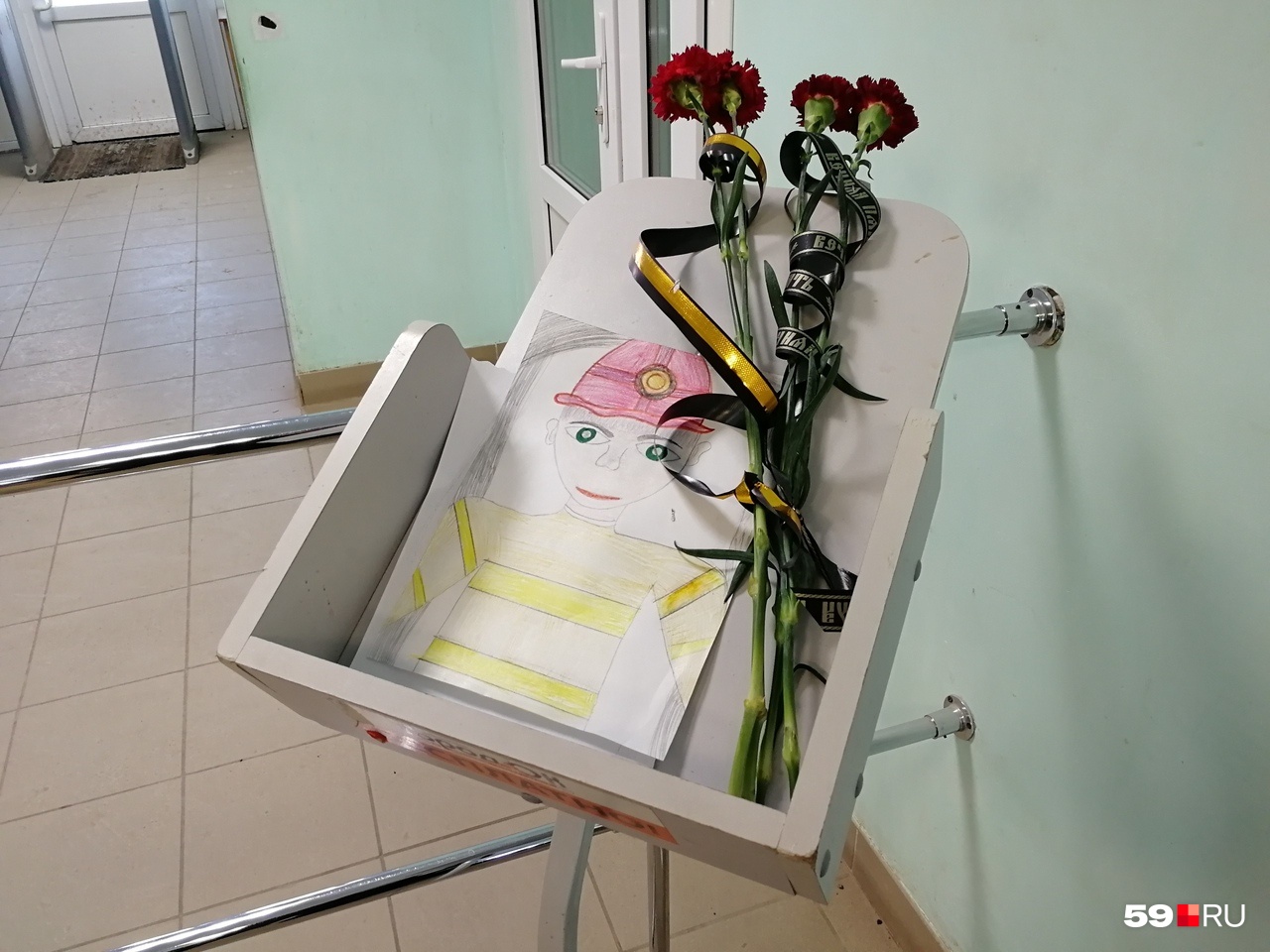 Люди оставляли на проходной компании цветы в память о погибших