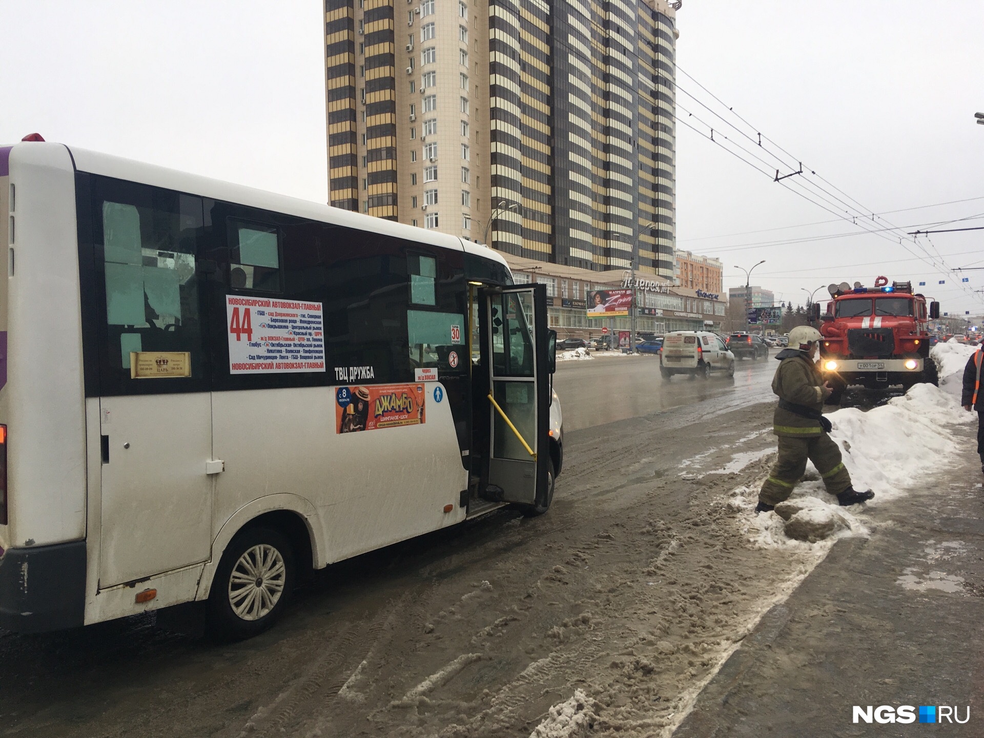 Возможно, заминирована: маршрутку № 44 около метро «Октябрьская» осматривает МЧС