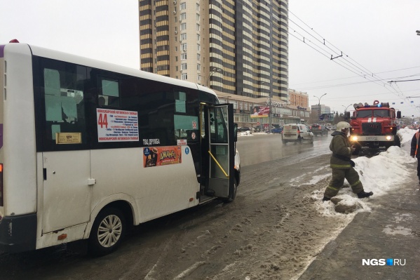 Сейчас спасатели не пускают к маршрутке людей Сейчас спасатели не пускают к маршрутке людей