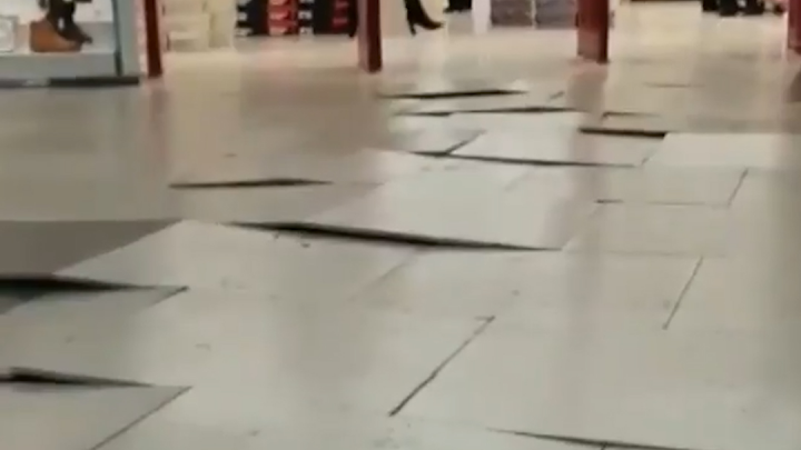 В Стерлитамаке в известном торговом центре «ожили» полы, есть видео