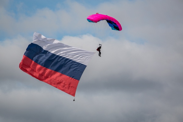 Шоу стартовало с выступлений мотопланеристов и парашютистов Шоу стартовало с выступлений мотопланеристов и парашютистов 