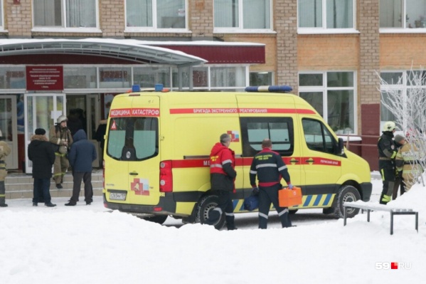 В день нападения к школе стянулись все экстренные службы, приехали глава региона, руководство краевого МВД и МЧС В день нападения к школе стянулись все экстренные службы, приехали глава региона, руководство краевого МВД и МЧС