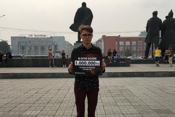 Один из участников пикета Ефим Стрелков переживает, что проблему задымлённости никак не решают, однако его радует тот факт, что число неравнодушных людей каждый день растёт Один из участников пикета Ефим Стрелков переживает, что проблему задымлённости никак не решают, однако его радует тот факт, что число неравнодушных людей каждый день растёт