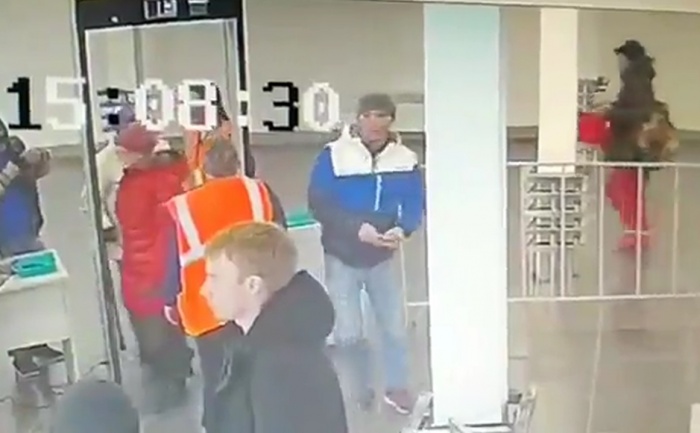 Мужчина в бело-синей куртке прихватил чужой телефон Мужчина в бело-синей куртке прихватил чужой телефон