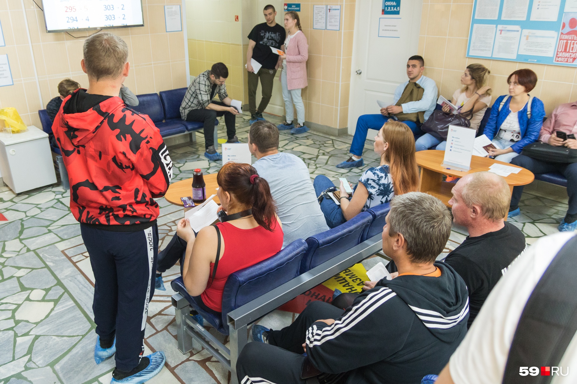 Люди ждут своей очереди в коридоре, многие пришли с раннего утра Люди ждут своей очереди в коридоре, многие пришли с раннего утра